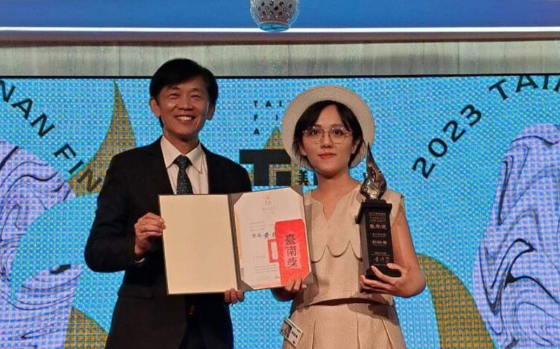 新聞圖片：郭諮蓁同學榮獲 2023臺南美展東方媒材臺南獎