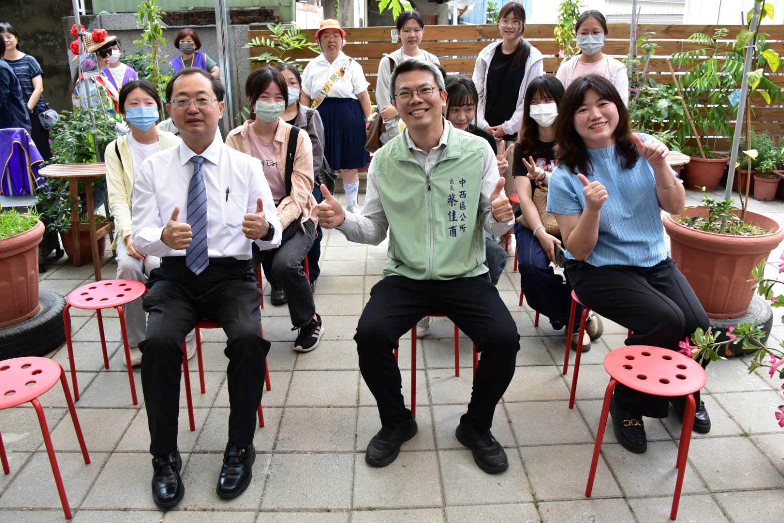 南大侯志正副校長、中西區蔡家甫區長及視設系李香蓮主任共同參與「搖滾青銀」輕食店開幕，展現青銀共融成果。