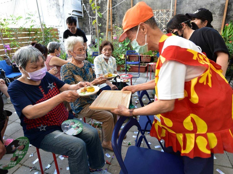 由社區志工擔任小店員送餐