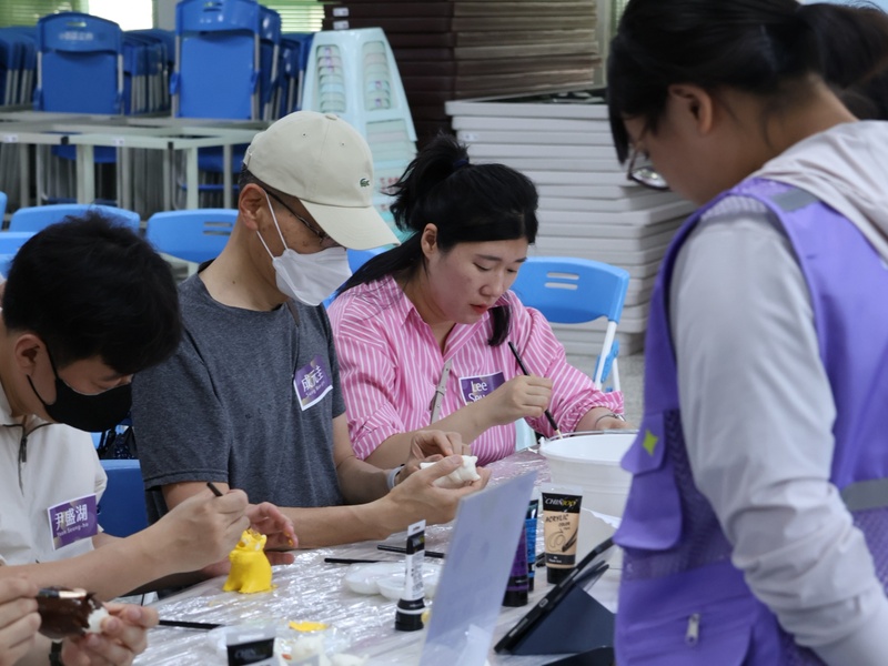 和韓國同學們互動