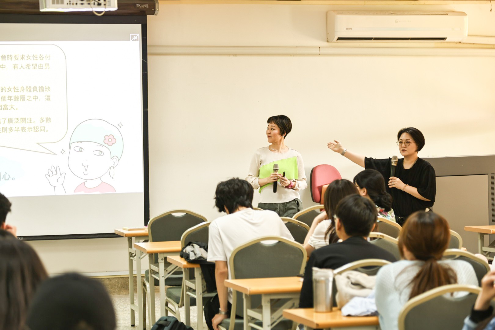 南大視設系邀日本漫畫家瀧波ユカリ開場分享，從創作視角切入性別議題，展現藝術連結社會的教學特色。