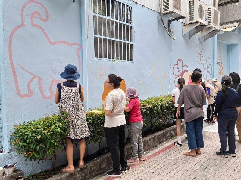 長者和同學們一同彩繪躲貓貓巷