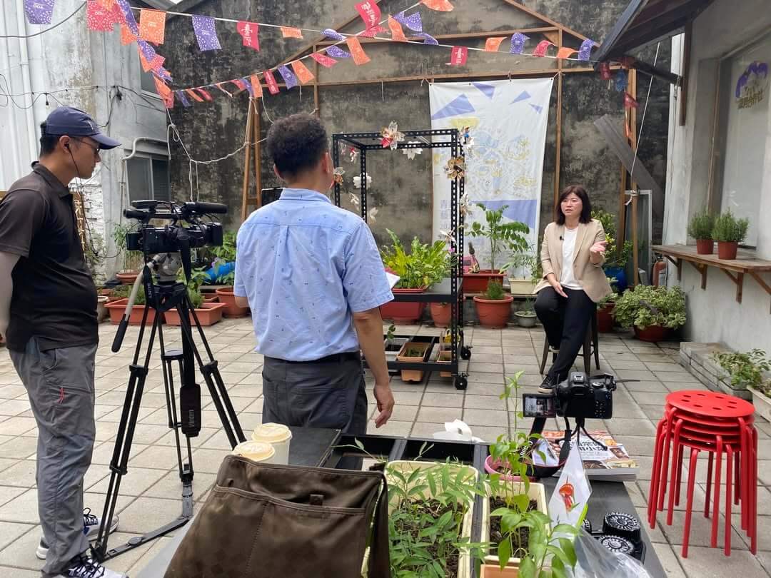 公視在地旅行南部開講採訪團隊於銀同社區進行錄影