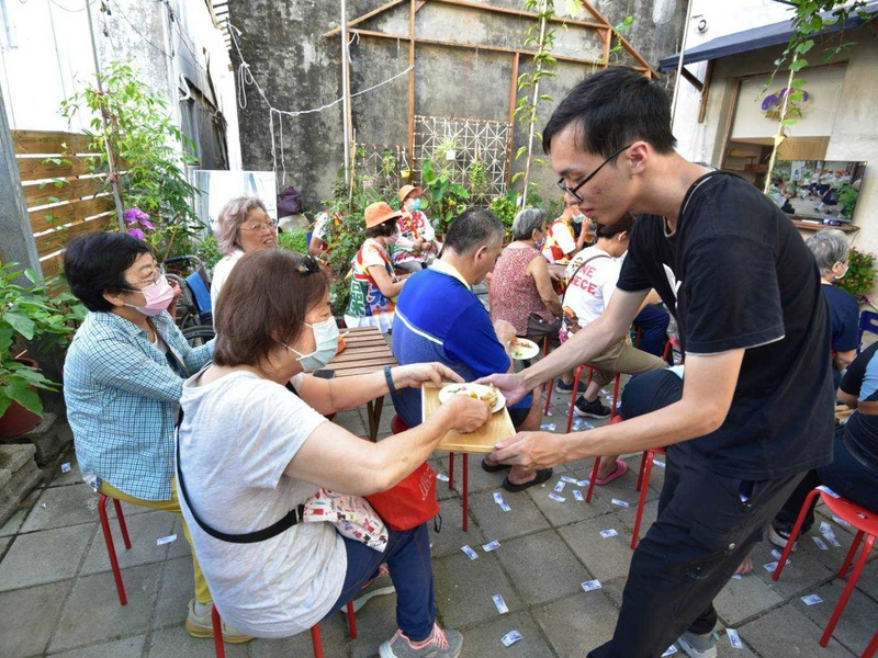 同學擔任小店員送餐