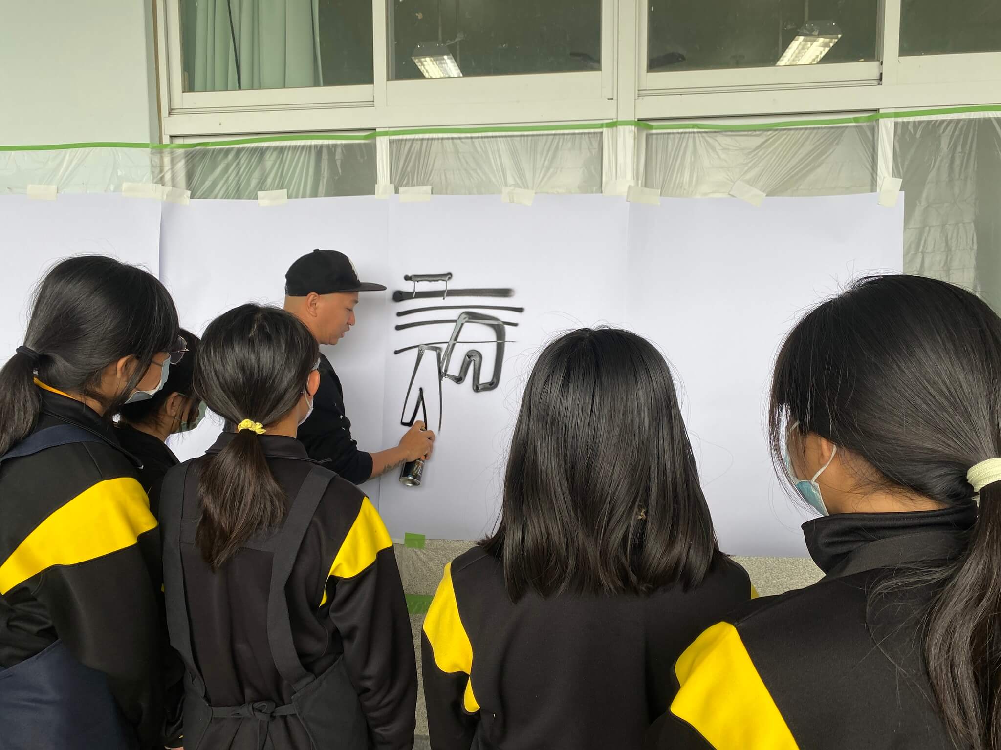 黑雞先生示範噴漆罐的使用