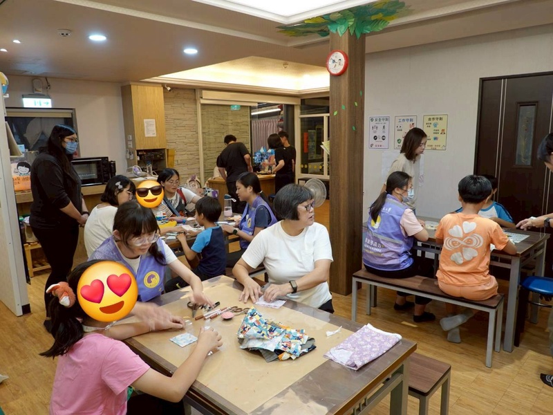 說明小花吊飾的製作方法