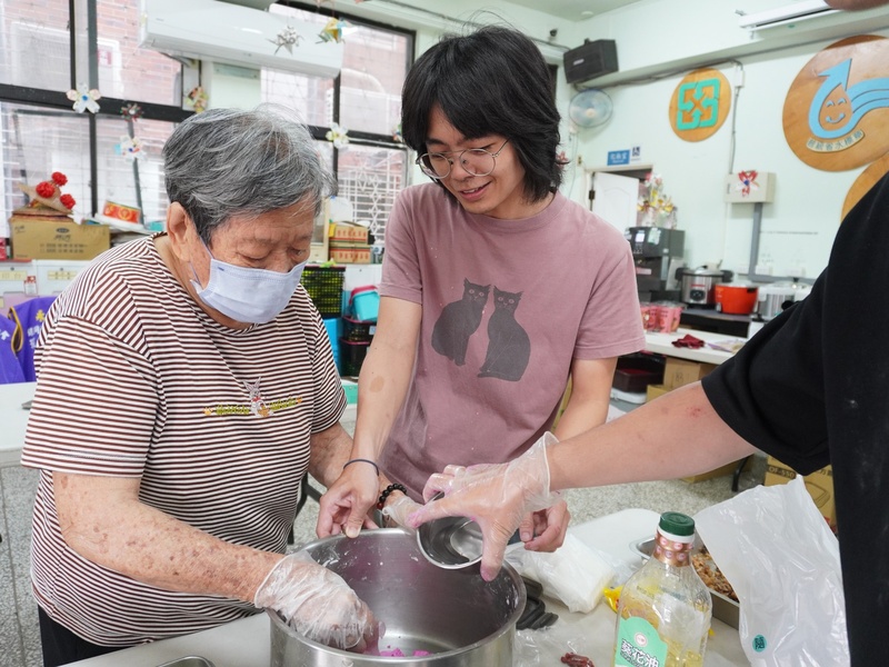 捏揉麵團，開始製作南瓜包