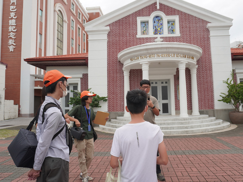 講師於台南神學院內介紹建築物歷史
