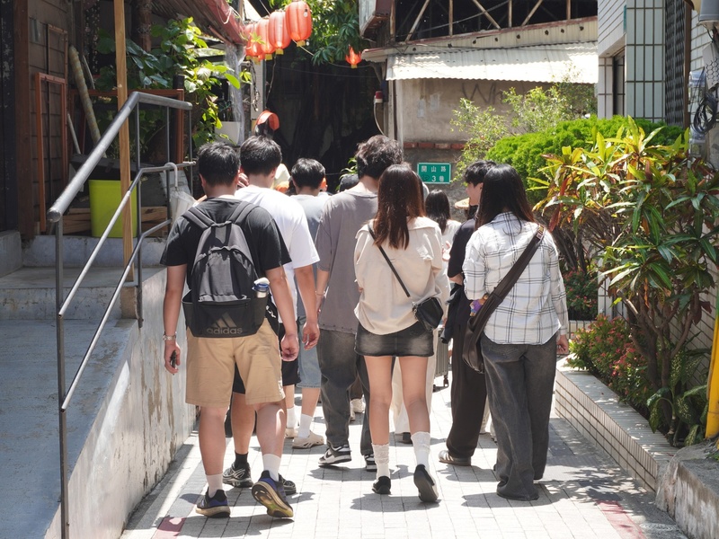 阿公向同學們介紹輕食店