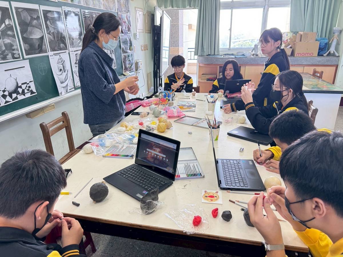 視設所研究生進行粘土創作教學(1)