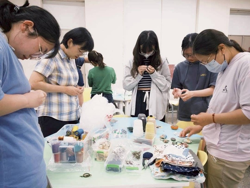 同學協助孩子製作吊飾
