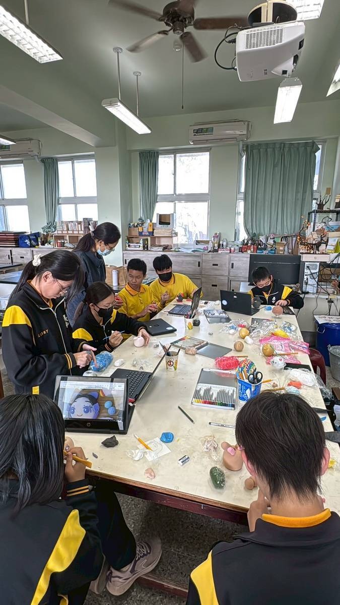 老師協助學生實作(1)