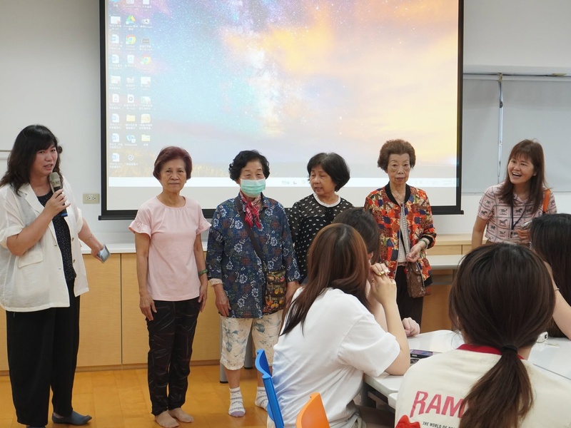 學生和長輩開心合照