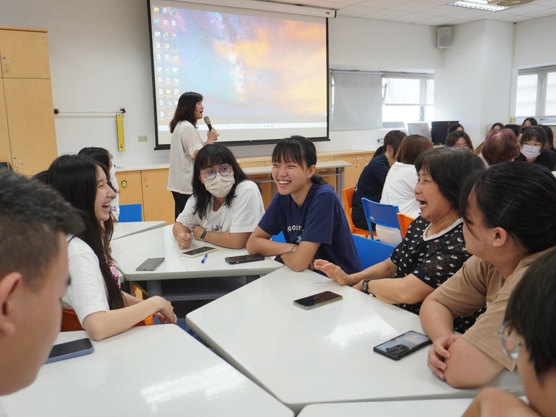 學生和長輩熱烈討論