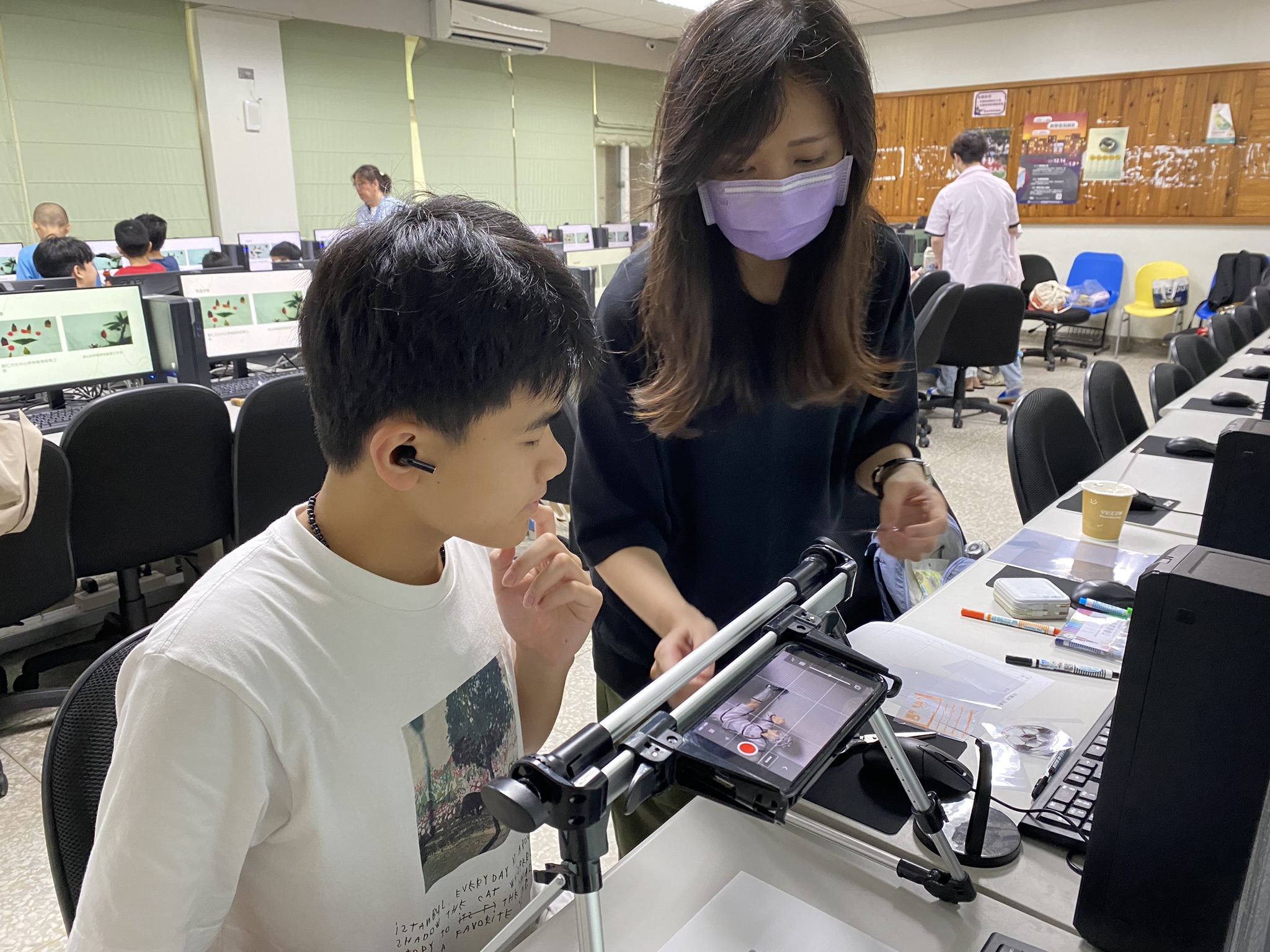 講師指導學生拍攝逐格動畫原理