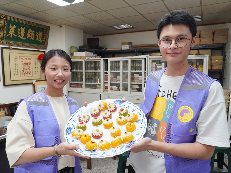 同學和長者一同製作南瓜包
