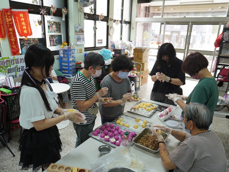 同學展示南瓜包成品
