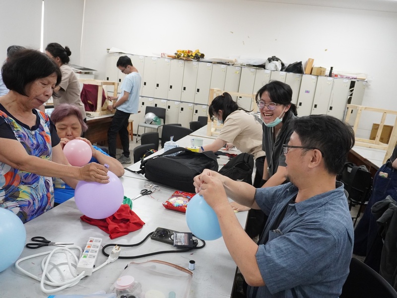 將作品綁到框架上，完成作品