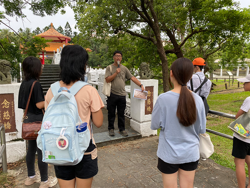學員於大東門城垣殘蹟仔細聽講