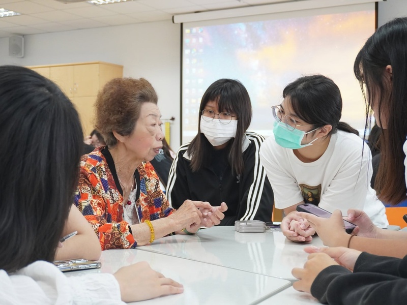 學生和長輩相互討論