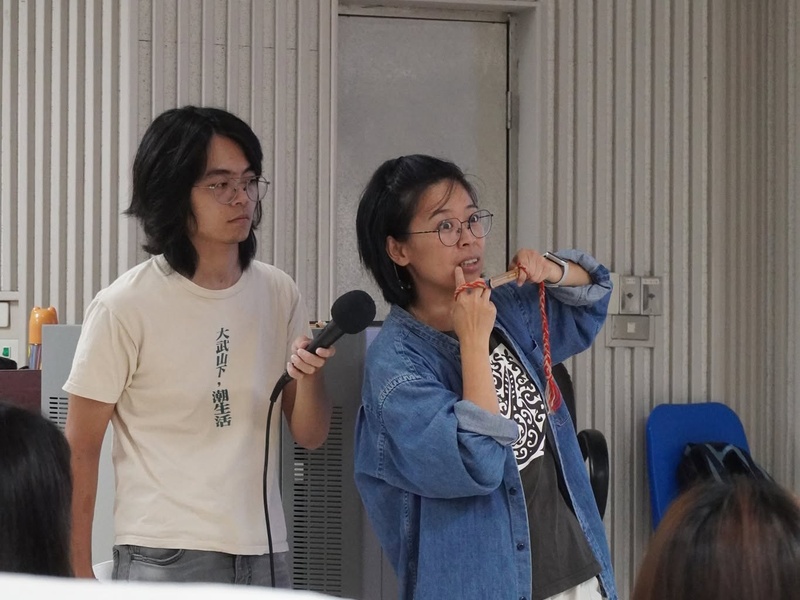 老師示範如何演奏