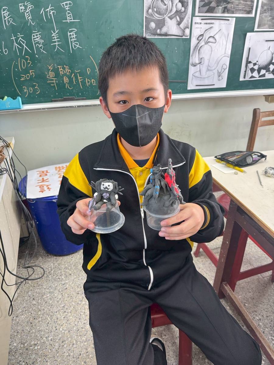 學生與作品合影(1)