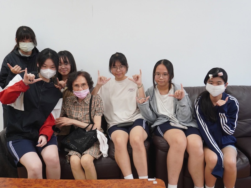 學生和長輩熱絡討論