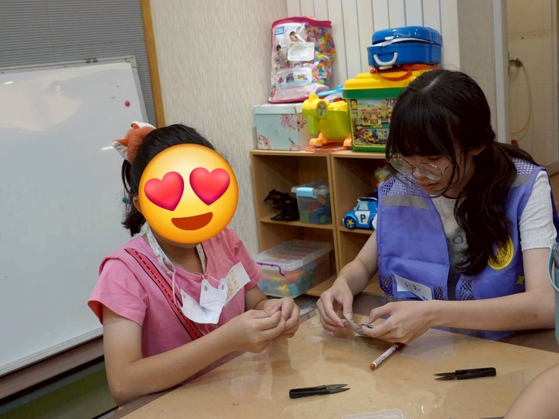 同學們討論合力製作小花的樣式