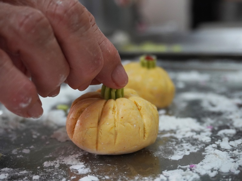 大家一同合力製作南瓜包