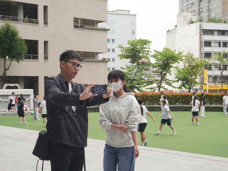 老師示範攝影方法
