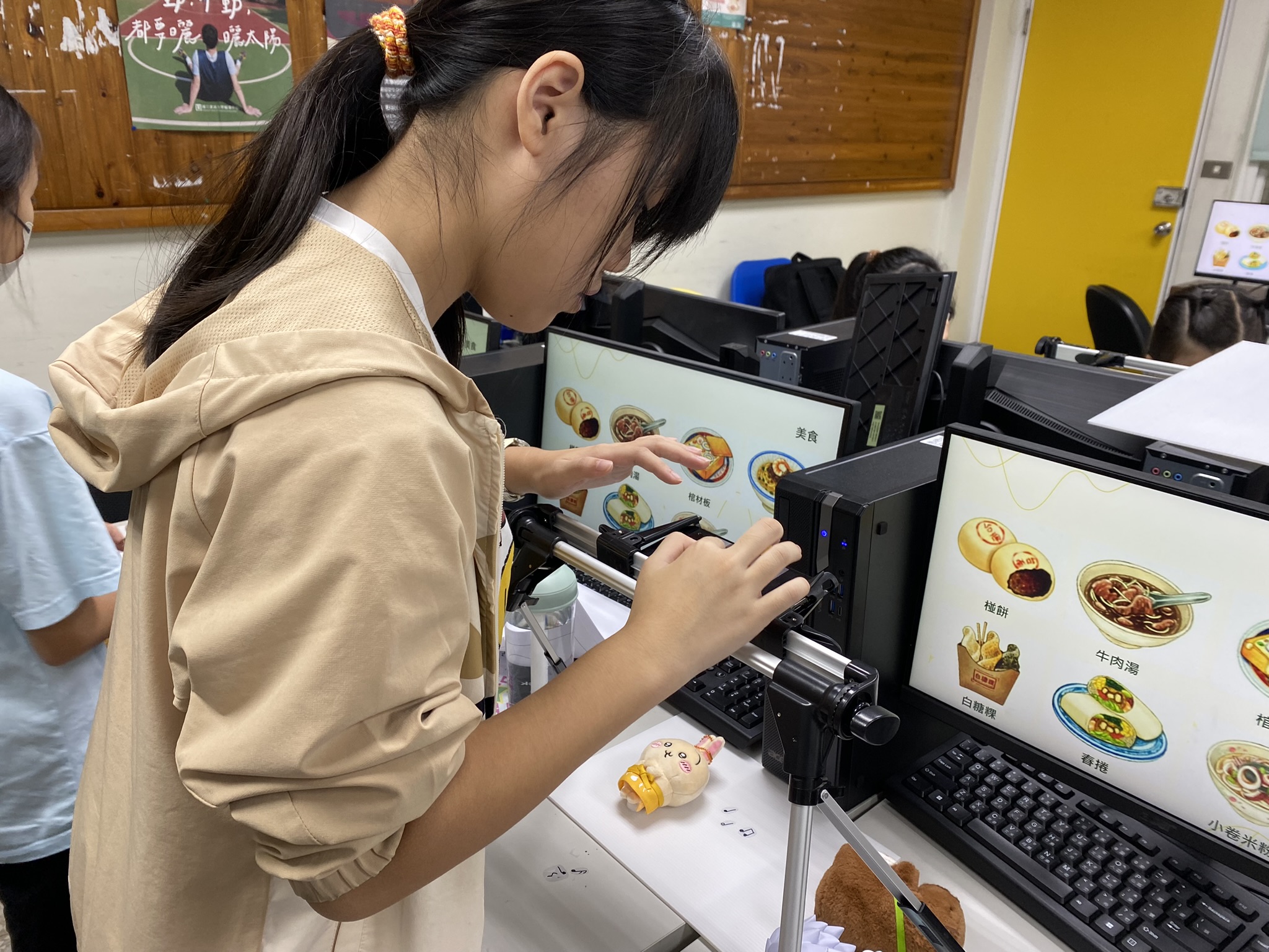 助理協助學生拍攝逐格動畫(2)