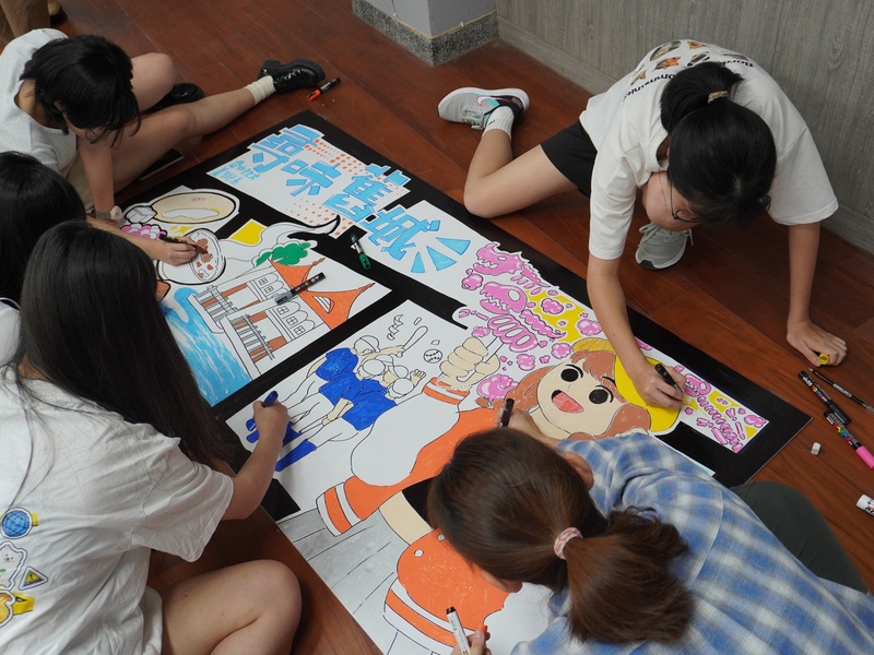 同學進行混合分組漫畫創作(2)