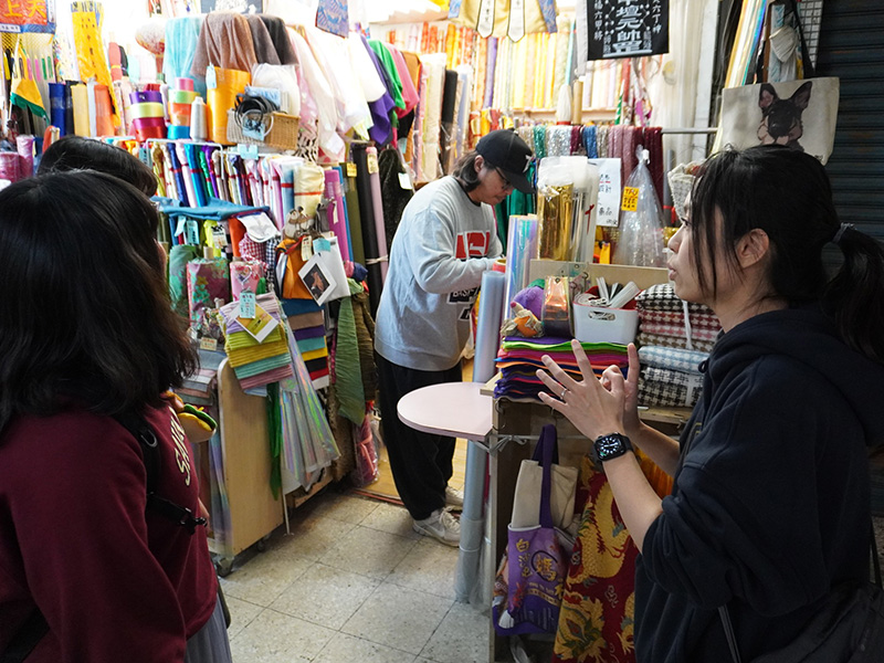 學生於西市場內採買布料