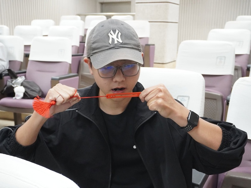 學生體驗演奏樂器