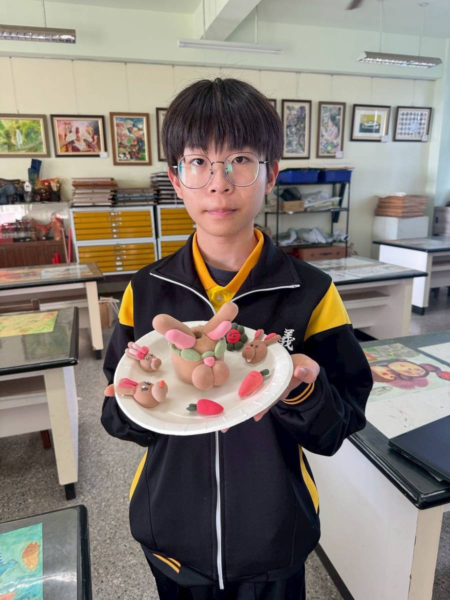 學生與作品合影(3)