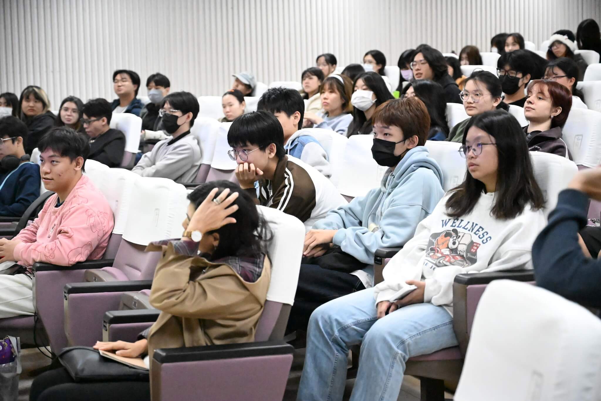 學生認真投入專心聽講