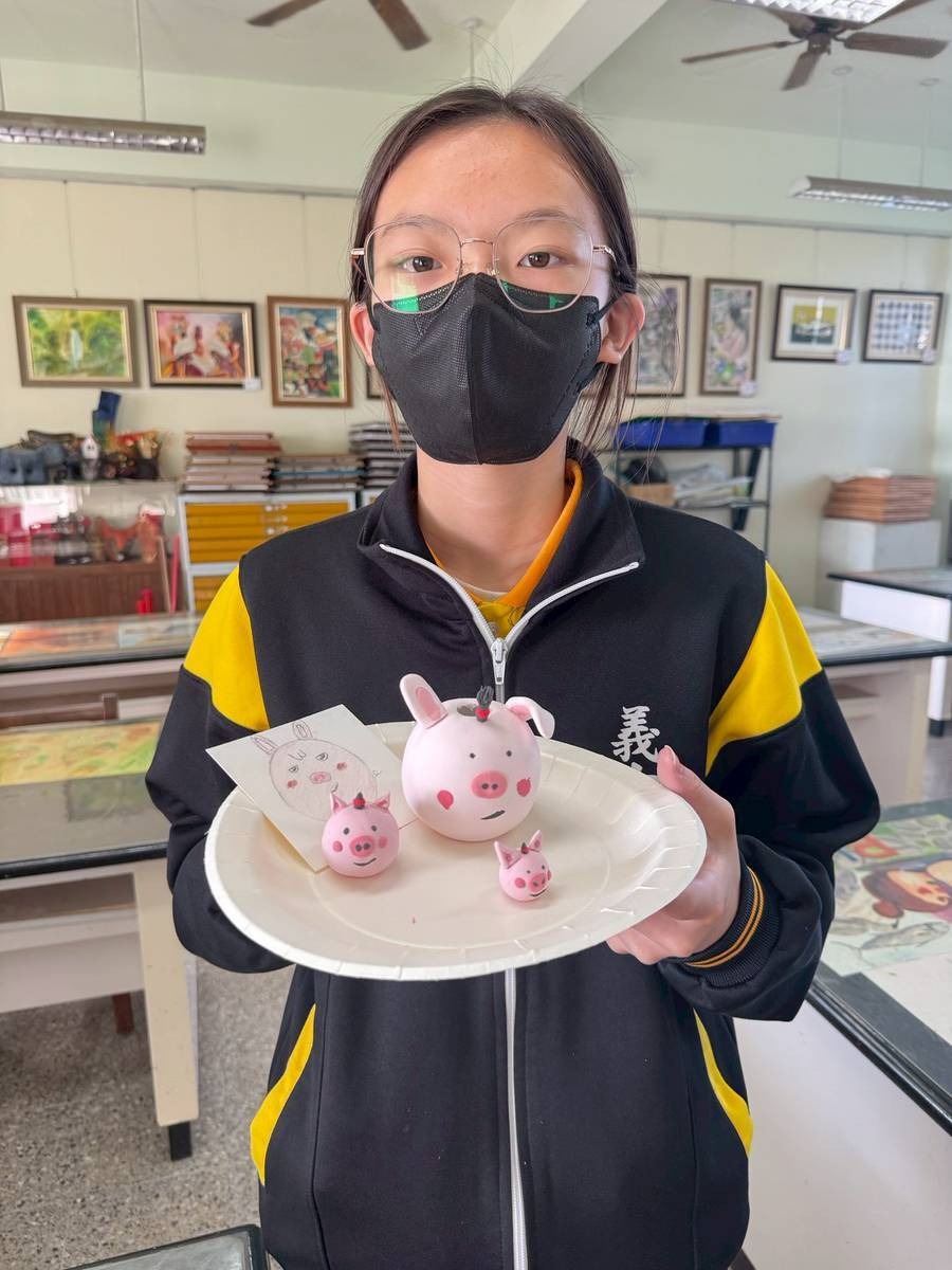 學生與作品合影(4)