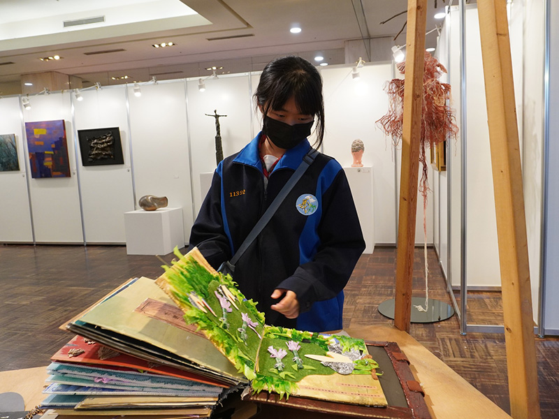 學生觀賞作品
