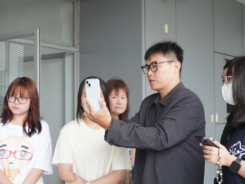 學生和長輩熱烈討論