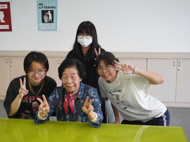 學生和長輩開心合照