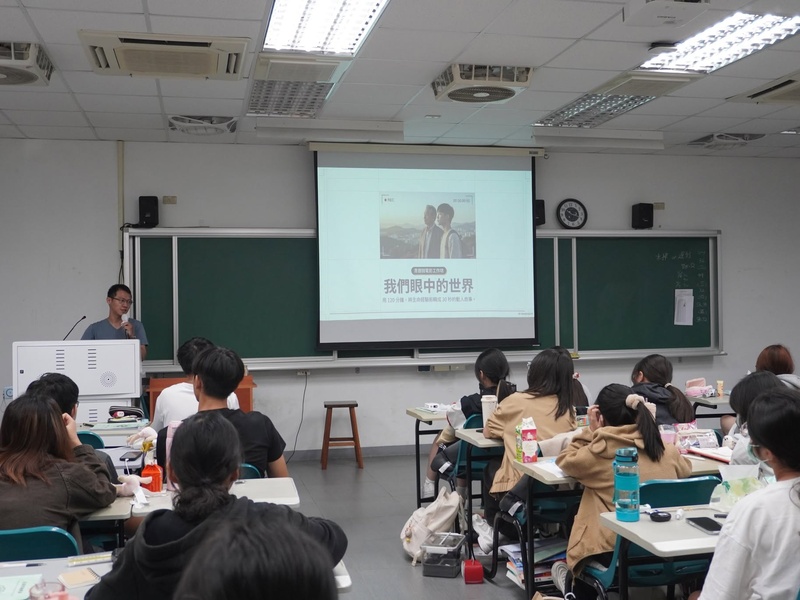 學生和長輩熱絡討論