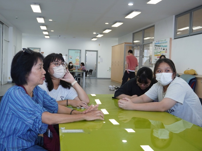 學生和長輩熱絡討論