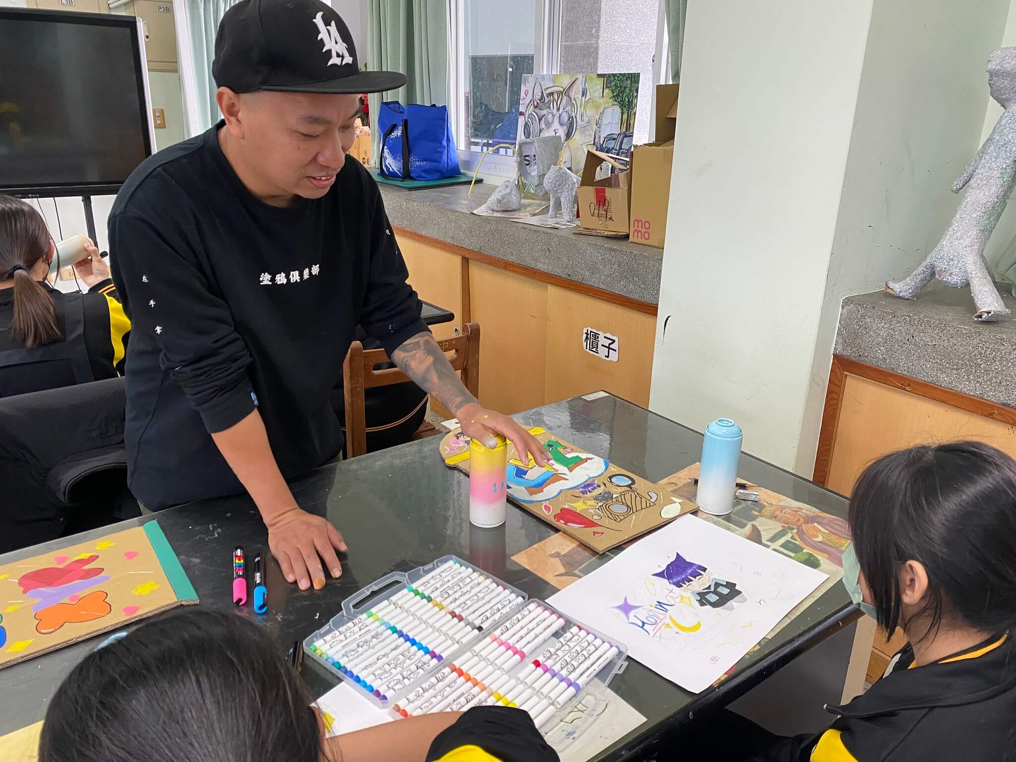 黑雞先生與學生進行交流與探討