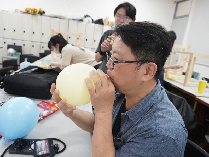 利用氣球塑出圓形，再從外貼上布