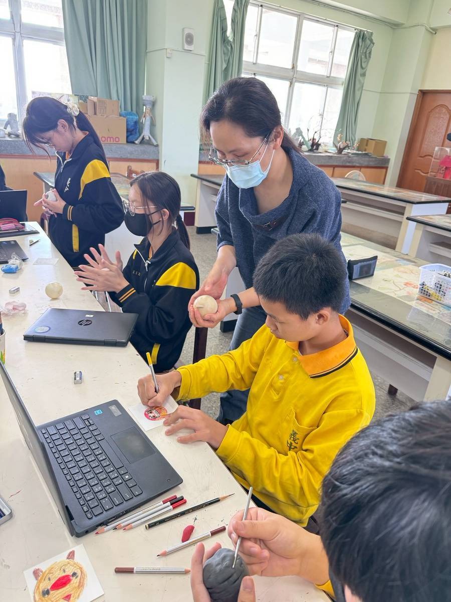視設所研究生進行粘土創作教學(3)
